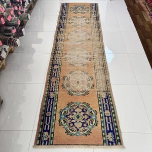 Tappeto da corridoio Oushak sbiadito: tappeto da corridoio turco in lana vintage anticata 3x10