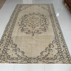 6 x 9 beige Oushak-vloerkleed met bloemen: vintage Turkse wollen vloerkleed