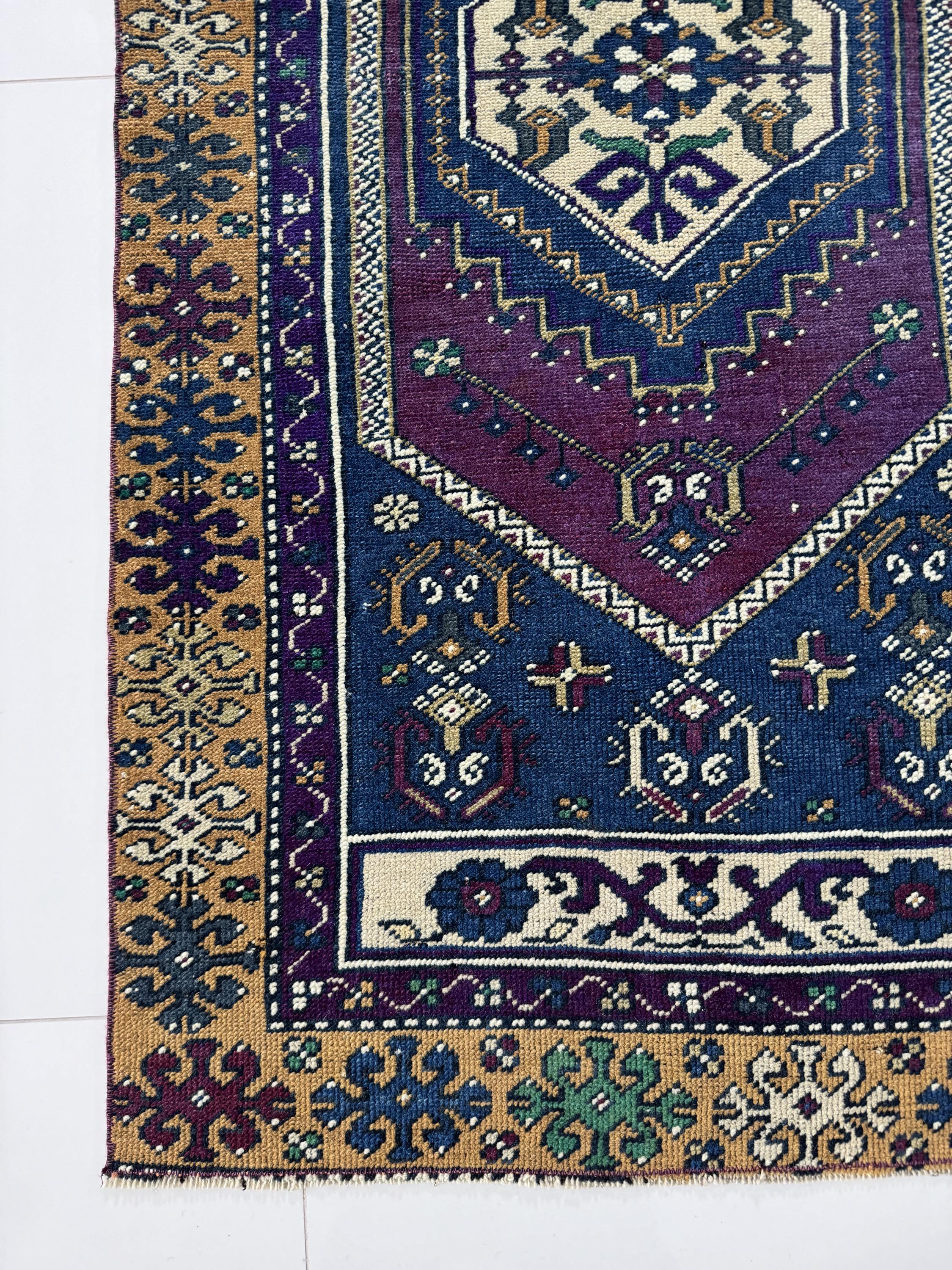 2x5 ヴィンテージ ウシャック ランナーラグ、パープル ブルー