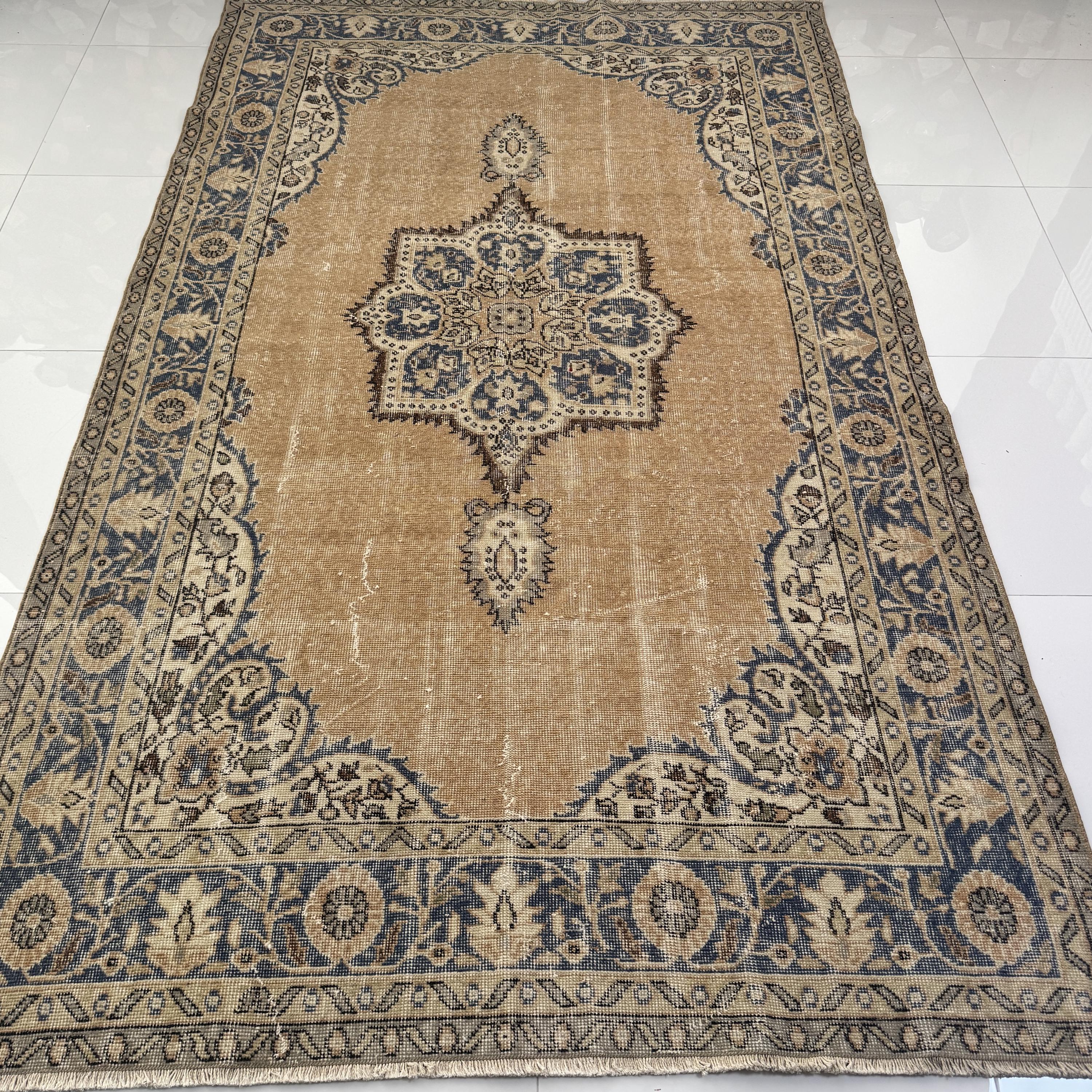 ヴィンテージ トルコウールラグ 6x9：ベージュ、ブラウン、ブルーの花