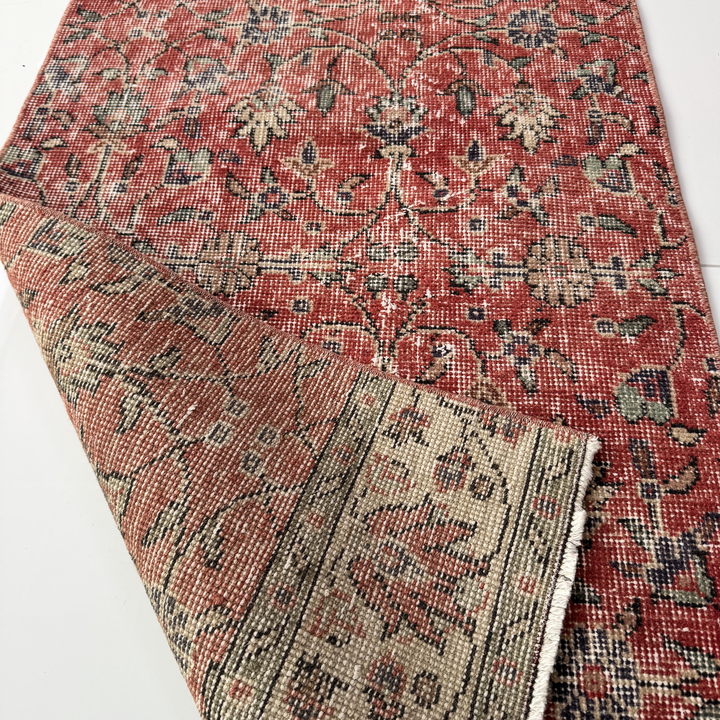2x7 ヴィンテージ トルコラグ：赤い花柄ウール廊下用ランナー