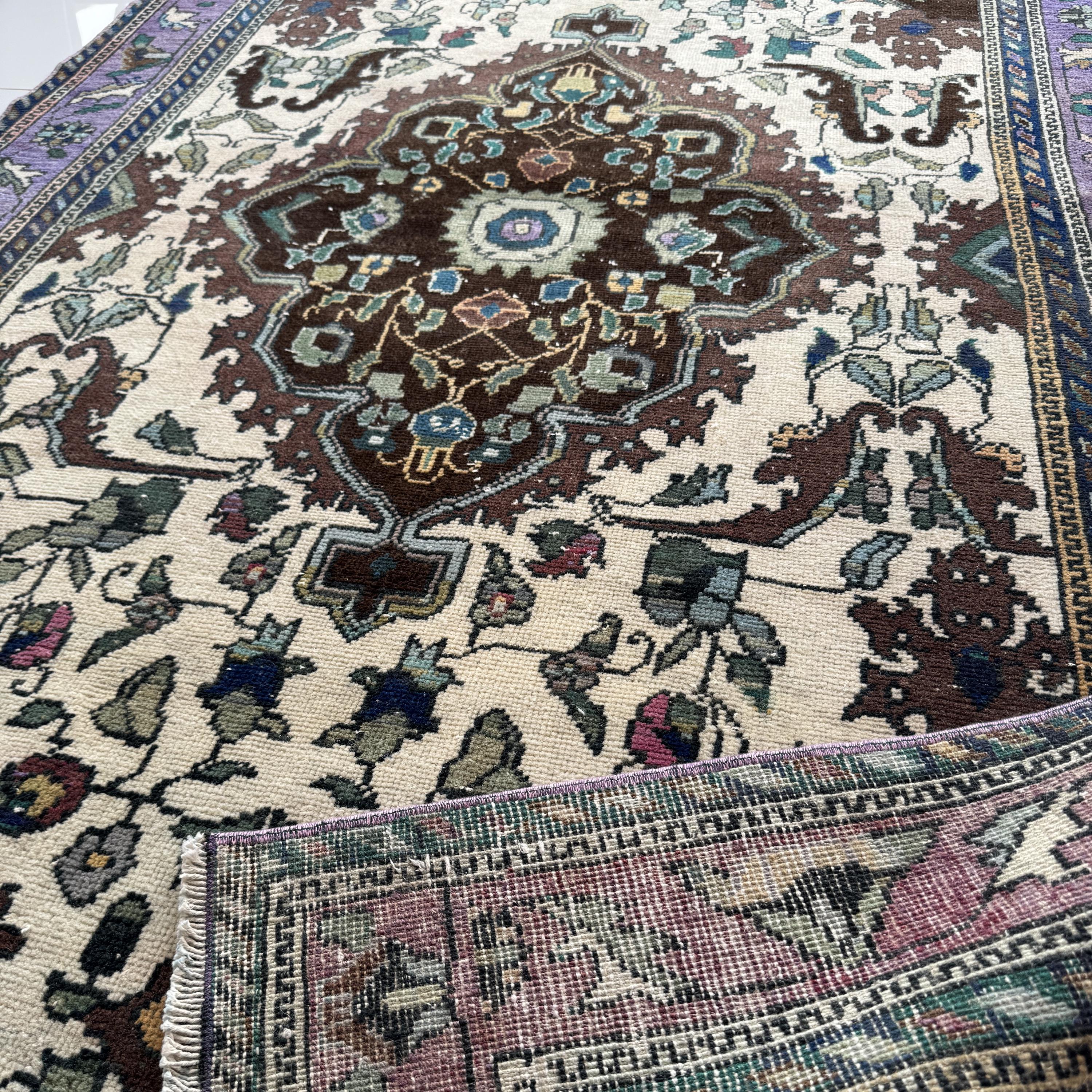 パープルベージュブラウン 4x7 ウシャックラグ、ヴィンテージ