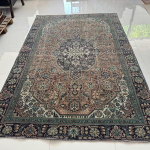 Tapete oriental vintage de lã (1,80 x 2,60 m): tapete floral feito à mão em vermelho, azul e bege