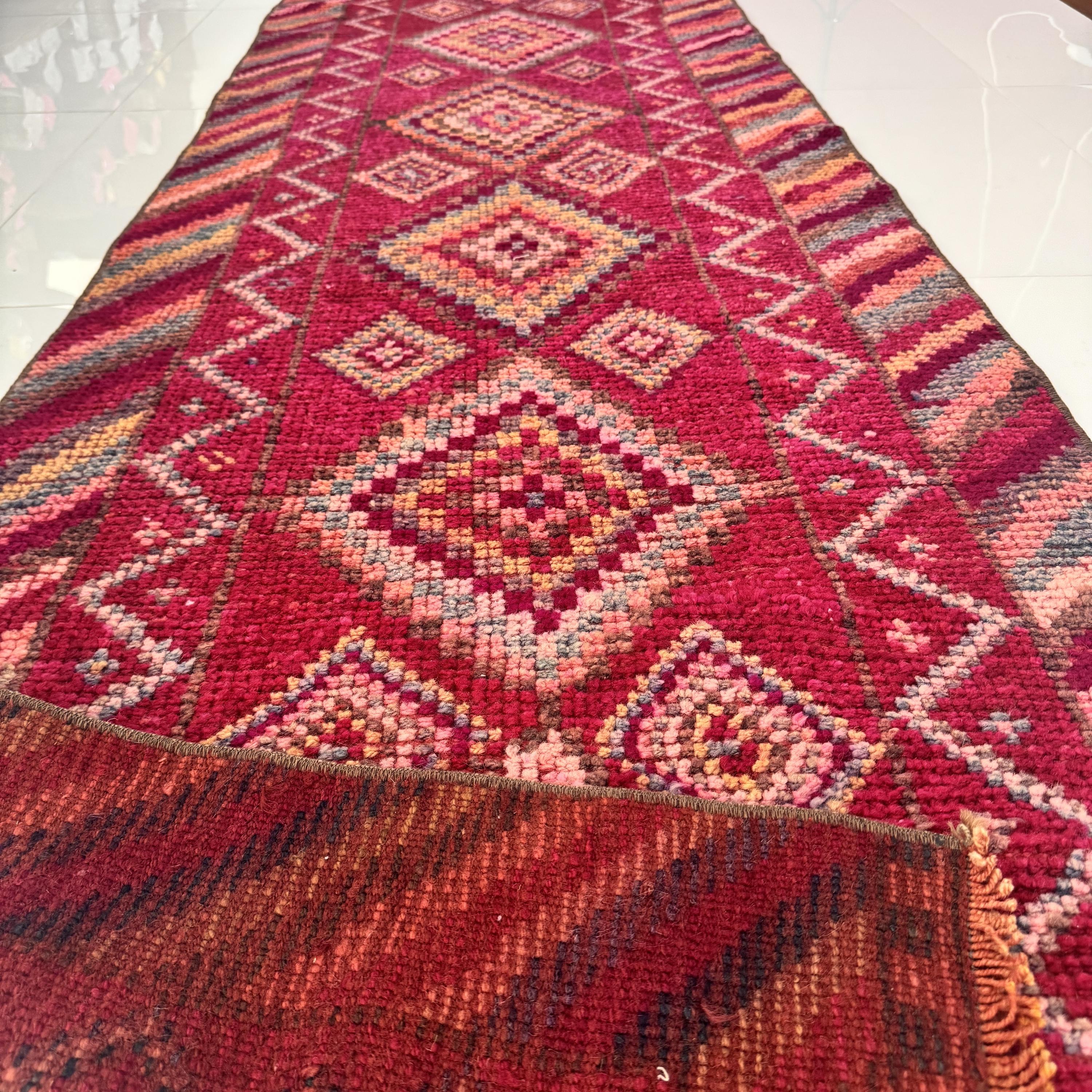 3x13インチのヴィンテージトルコ製ウシャックランナーラグ：ピンク