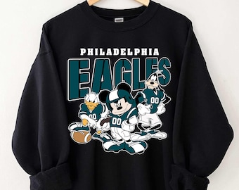 Sudadera personalizada de Mickey y sus amigos inspirada en equipos de fútbol americano. Disponibles todos los equipos. Camisetas de fútbol americano a juego de Disney. Sudadera personalizada de la NFL.