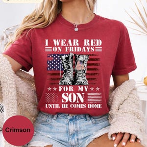 Comfort Colors® 金曜日は息子のために赤を着るシャツ、配備ママTシャツ、軍人ママへのギフト、軍隊支援トップ、陸軍、海軍、海兵隊