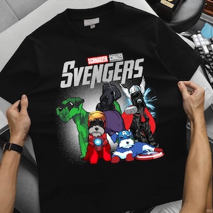 マーベル シュナウザー アベンジャーズ シャツ、おもしろスーパーヒーロー犬Tシャツ、マーベル パロディ シュナウザーTシャツ、犬のお父さんお母さんへのギフト、ペット愛好家への彼または彼女のためのシャツ