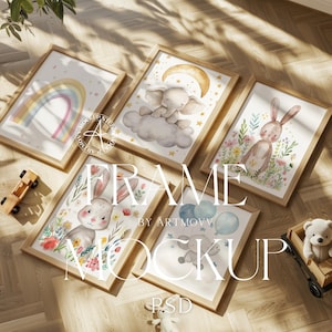 Puede incluir: Cuatro impresiones enmarcadas con ilustraciones de acuarela de un arcoíris, un elefante, un conejito y un conejito con globos. Los marcos están sobre un suelo de madera con un camión de juguete y un oso de peluche.