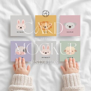 Maquette de carte carrée pour bébé avec des mains de bébé, carte flash PSD pour enfants, scène de chambre d'enfant neutre et douce, objet intelligent maquette de carte flash pour bébé + JPG