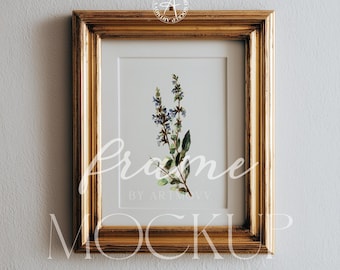 Mockup di cornice dorata in stile vintage: espositore verticale decorato (file PSD e JPG)