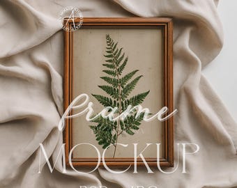Mockup di cornice in legno in stile vintage con tessuto beige, cornice per poster marrone classico, esposizione di opere d'arte in formato PSD JPG con proporzioni 2:3.
