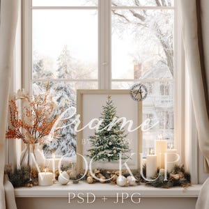 Op de afbeelding: Een ingelijste illustratie van een kerstboom met een gouden ster, geplaatst op een vensterbank. De scène bevat brandende kaarsen, kerstballen en een vaas met oranje takken. De tekst "Frame Mockup" is zichtbaar.