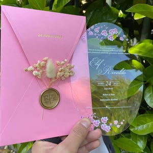 Faire-part Quinceanera en acrylique élégant : motif couronne dorée rose