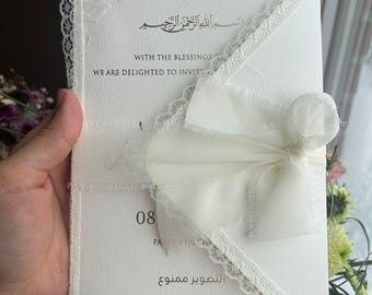 金箔とレーザーカットデザインが施されたアイボリーレースの結婚式招待状