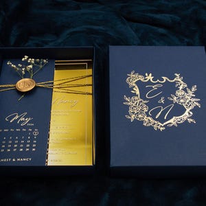 Marineblauwe trouwkaart met gouden spiegel in doos: folieprint, lakzegel