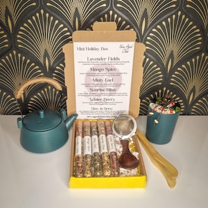 Holiday Tea Sampler: 5 Seasonal Loose Leaf Blends with Infuser