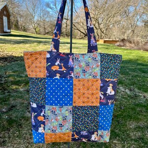 Sac fourre-tout matelassé en patchwork fait main, Cartable, Sac à bandoulière en tissu avec poche, Design unique, Respectueux de l'environnement, Thème chien, Trottinettes, Vélo