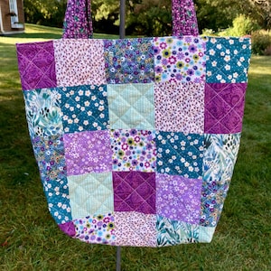 Sac fourre-tout matelassé en patchwork fait main, cartable, sac à bandoulière en tissu avec poche, design unique, respectueux de l'environnement, motifs colorés - taille moyenne