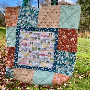 Sac fourre-tout matelassé en patchwork fait main, cartable, sac à bandoulière en tissu avec poche, design unique, respectueux de l'environnement, motifs colorés - grande taille