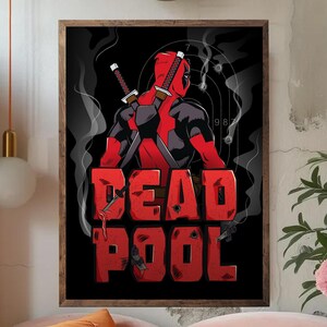 Puede incluir: Ilustraci&oacute;n enmarcada de Deadpool con un traje rojo y negro, de espaldas, con espadas. Las palabras "DEAD POOL" son rojas, con agujeros de bala y efectos de sangre. Un campo de tiro es visible en el fondo.