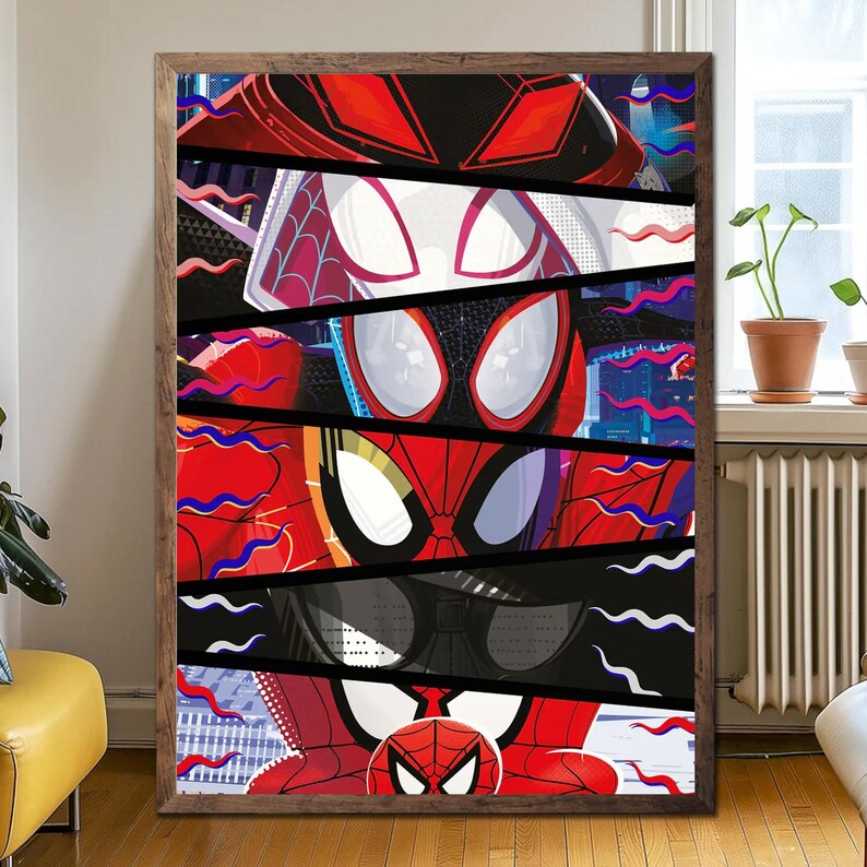 Pu&ograve; includere: Stampa artistica incorniciata con un collage di personaggi di Spider-Man. L'opera presenta varie maschere e volti di Spider-Man in rosso, nero e bianco, con paesaggi urbani e linee dinamiche sullo sfondo. La stampa &egrave; racchiusa in una cornice di legno.
