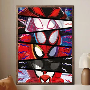Pu&ograve; includere: Stampa artistica incorniciata con un collage di maschere di Spider-Man in rosso, nero e bianco. L'opera &egrave; divisa in sezioni orizzontali con paesaggi urbani e linee ondulate blu e rosse.
