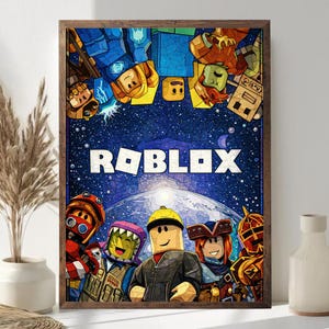 以下が含まれることがあります： Robloxのロゴと様々な漫画のキャラクターが描かれた額入りのポスター。背景は青と白のモザイクで、惑星と星が描かれています。キャラクターは明るい色で、様々な衣装と表情をしています。