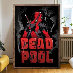 Puede incluir: Obra de arte enmarcada que presenta a Deadpool, con un traje rojo y negro, con espadas. La palabra "DEADPOOL" est&aacute; en letras rojas grandes, con agujeros de bala y efectos de sangre. Un objetivo y humo completan el dise&ntilde;o, sobre un fondo negro.