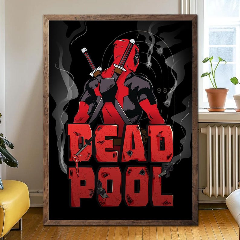 Puede incluir: Obra de arte enmarcada que presenta a Deadpool, con un traje rojo y negro, con espadas. La palabra "DEADPOOL" est&aacute; en letras rojas grandes, con agujeros de bala y efectos de sangre. Un objetivo y humo completan el dise&ntilde;o, sobre un fondo negro.