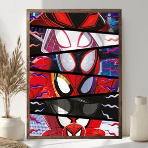 Pu&ograve; includere: Opera d'arte incorniciata con un collage di maschere di Spider-Man in rosso, nero e bianco. L'opera &egrave; divisa in sezioni orizzontali con paesaggi urbani e linee ondulate blu e rosse. La cornice &egrave; di colore marrone scuro.
