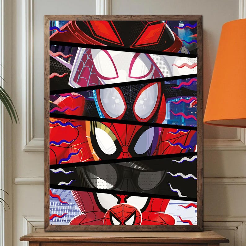 Pu&ograve; includere: Una stampa artistica incorniciata con un collage di personaggi di Spider-Man. L'opera presenta varie maschere e volti di Spider-Man in stile fumetto, con colori vivaci rosso, nero e bianco. La stampa &egrave; ambientata su uno sfondo di paesaggio urbano.