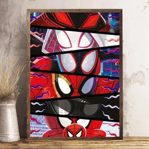 Pu&ograve; includere: Una stampa artistica incorniciata con un collage di personaggi di Spider-Man. L'opera presenta diversi volti di Spider-Man in stile fumetto, con colori rosso, nero e bianco audaci. La stampa &egrave; ambientata su uno sfondo di paesaggio urbano.