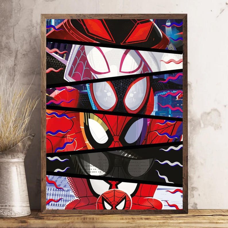 Pu&ograve; includere: Una stampa artistica incorniciata con un collage di personaggi di Spider-Man. L'opera presenta diversi volti di Spider-Man in stile fumetto, con colori rosso, nero e bianco audaci. La stampa &egrave; ambientata su uno sfondo di paesaggio urbano.
