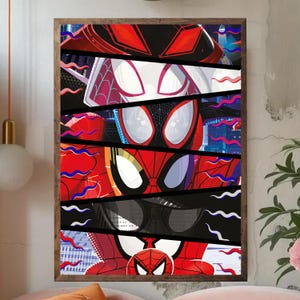 Pu&ograve; includere: Una stampa artistica incorniciata con un collage di personaggi di Spider-Man. L'opera presenta varie maschere e volti di Spider-Man in rosso, nero e bianco, con paesaggi urbani e linee ondulate sullo sfondo. La cornice &egrave; in legno.