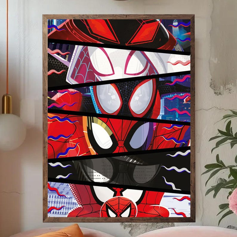 Pu&ograve; includere: Una stampa artistica incorniciata con un collage di personaggi di Spider-Man. L'opera presenta varie maschere e volti di Spider-Man in rosso, nero e bianco, con paesaggi urbani e linee ondulate sullo sfondo. La cornice &egrave; in legno.