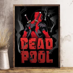 Puede incluir: Un p&oacute;ster enmarcado con el personaje de Deadpool, con un traje rojo y negro, con dos espadas en la espalda. El p&oacute;ster tiene la palabra "DEADPOOL" en letras grandes, rojas y desgastadas. Un objetivo y agujeros de bala en el fondo.