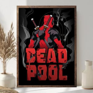 Puede incluir: Impresi&oacute;n enmarcada de Deadpool, con un traje rojo y negro, espadas y un objetivo en el fondo. La palabra "DEADPOOL" est&aacute; en letras grandes y rojas. Efectos de humo a&ntilde;aden a la escena.