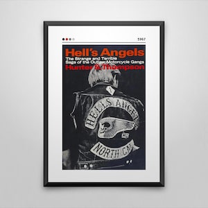 Può includere: Una copertina di libro in bianco e nero con il titolo "Hell's Angels" in rosso. Il sottotitolo è "The Strange and Terrible Saga of the Outlaw Motorcycle Gangs" in nero. Il nome dell'autore, "Hunter S. Thompson", è in rosso. La copertina presenta una foto in bianco e nero di un uomo che indossa una giacca di pelle con una toppa "Hell's Angels".