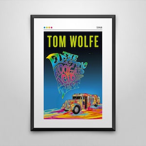 以下が含まれることがあります： トム・ウルフの「The Electric Kool-Aid Acid Test」の表紙が描かれた額入りのポスター。カラフルなバス、サイケデリックな文字、青と黄色の背景が特徴です。「1968」の年号が上部に表示されています。