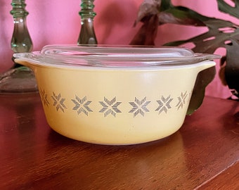 Pyrex - Vintage Town and Country Star Pattern Casserole Dish with Handles and Lid, 472, 1 1/2 PT.