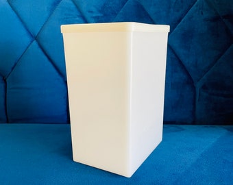 Tupperware - Vintage Big Freeze Half Gallon Container