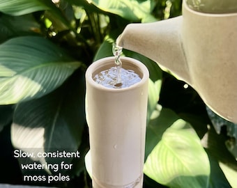苔柱型点滴ボトル｜ゆっくりと水を与える植物給水システム｜モジュール式植物サポート