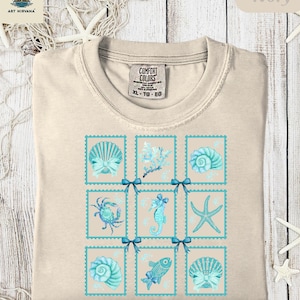 T-shirt Coastal Comfort Colors®, chemise carte postale de plage, t-shirt à imprimé coquillages, chemise cachet rétro, t-shirt Coastal Stamp, chemise côtière Coquette