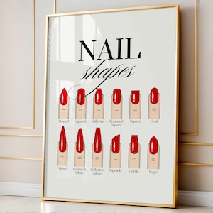 Op de afbeelding: Een ingelijste print met verschillende nagelvormen, zoals amandel, vierkant en stiletto, met rode nagellak. De tekst "NAIL shapes" staat bovenaan. De print zit in een gouden lijst.