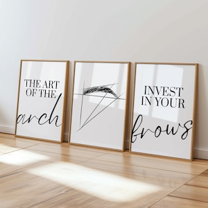 Pode incluir: Três quadros de parede emoldurados com molduras de madeira clara. O quadro da esquerda diz THE ART OF THE arch. O central apresenta um desenho de linha preta de uma sobrancelha com linhas geométricas. O da direita diz INVEST IN YOUR brows.