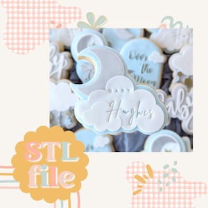 Può includere: Biscotti di zucchero blu e bianchi decorati con una mezzaluna e nuvole. I biscotti sono decorati con il testo "Baby Hughes".