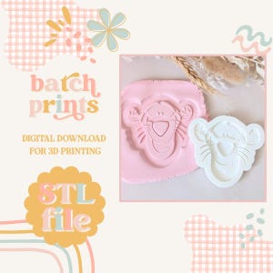 Puede incluir: Una impresión de arcilla rosa y un cortador de galletas de plástico blanco con forma de cara de tigre de dibujos animados. La imagen incluye el texto "batch prints" y "STL file". El fondo tiene una combinación de colores pastel.