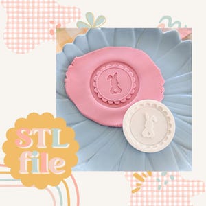 Könnte beinhalten: Ein weißer Plastik-Ausstecher mit einem Hasen-Silhouetten-Design. Der Ausstecher befindet sich auf einem blauen Teller mit einem rosa Tonabdruck des Ausstechers.