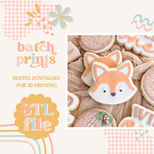 Puede incluir: Galletas decoradas con caras de zorro naranja, detalles blancos y narices grises. Otras galletas tienen diseños de vetas de madera y setas. La imagen también incluye el texto "batch prints" y "STL file".
