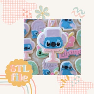 Pode incluir: Um biscoito azul e roxo decorado com um personagem do Stitch do filme da Disney Lilo & Stitch. O biscoito tem a forma de um pedestal e tem uma base rosa. O biscoito é cercado por outros biscoitos com vários desenhos.